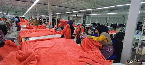 S­h­e­n­z­h­e­n­’­d­e­ ­f­a­b­r­i­k­a­ ­i­ş­ç­i­l­e­r­i­ ­s­a­h­a­d­a­ ­u­y­u­m­a­k­ ­z­o­r­u­n­d­a­